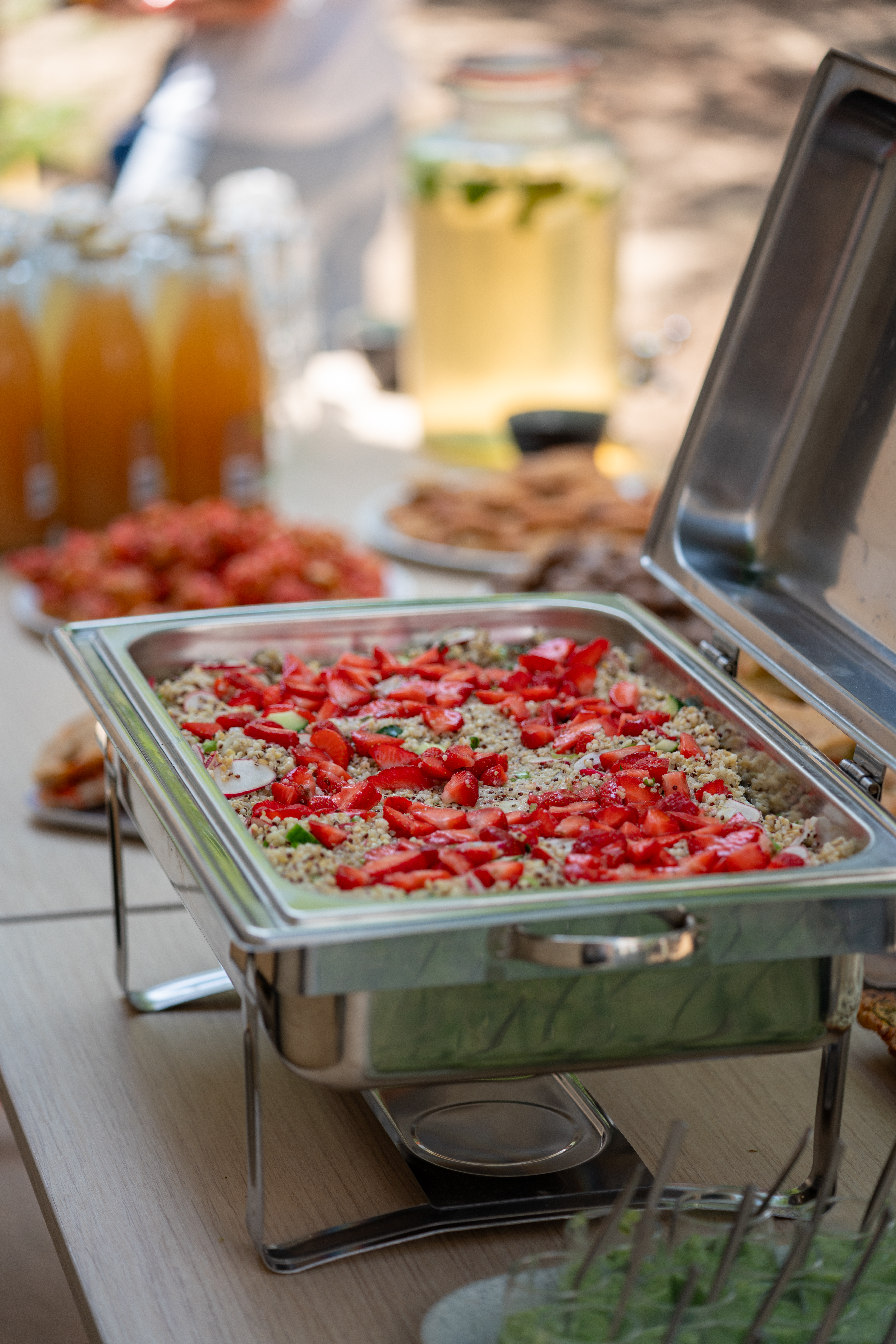 Salade quinoa fraises réalisée à l'ESAT
