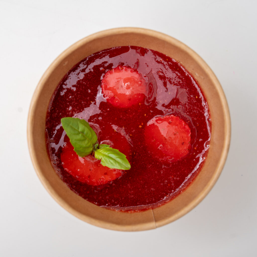 Verrine de fraises au coulis rouge et basilic frais, dessert de Fika Traiteur