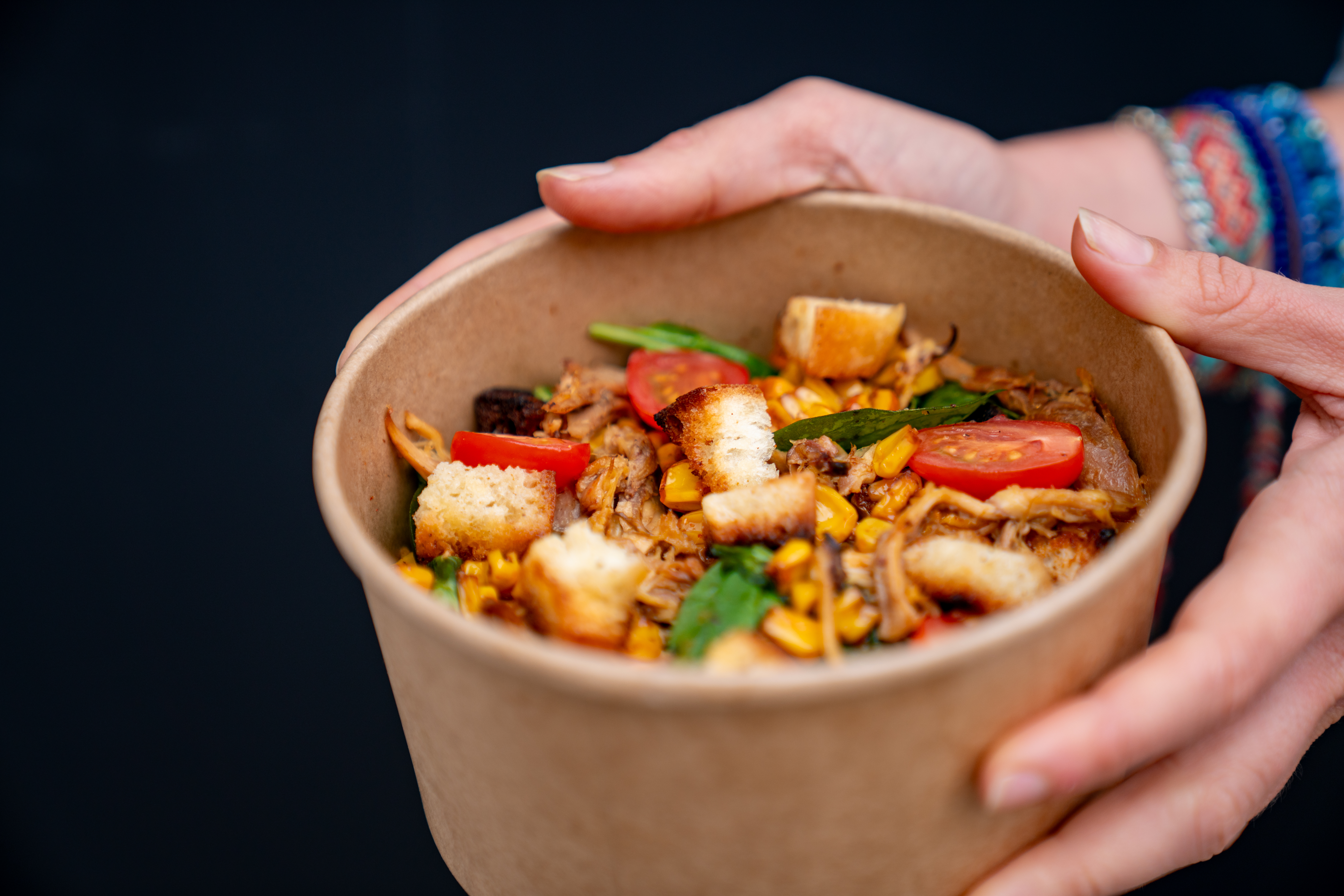 Bowl poulet garni de légumes colorés, croûtons et herbes fraîches, proposé par Fika Traiteur