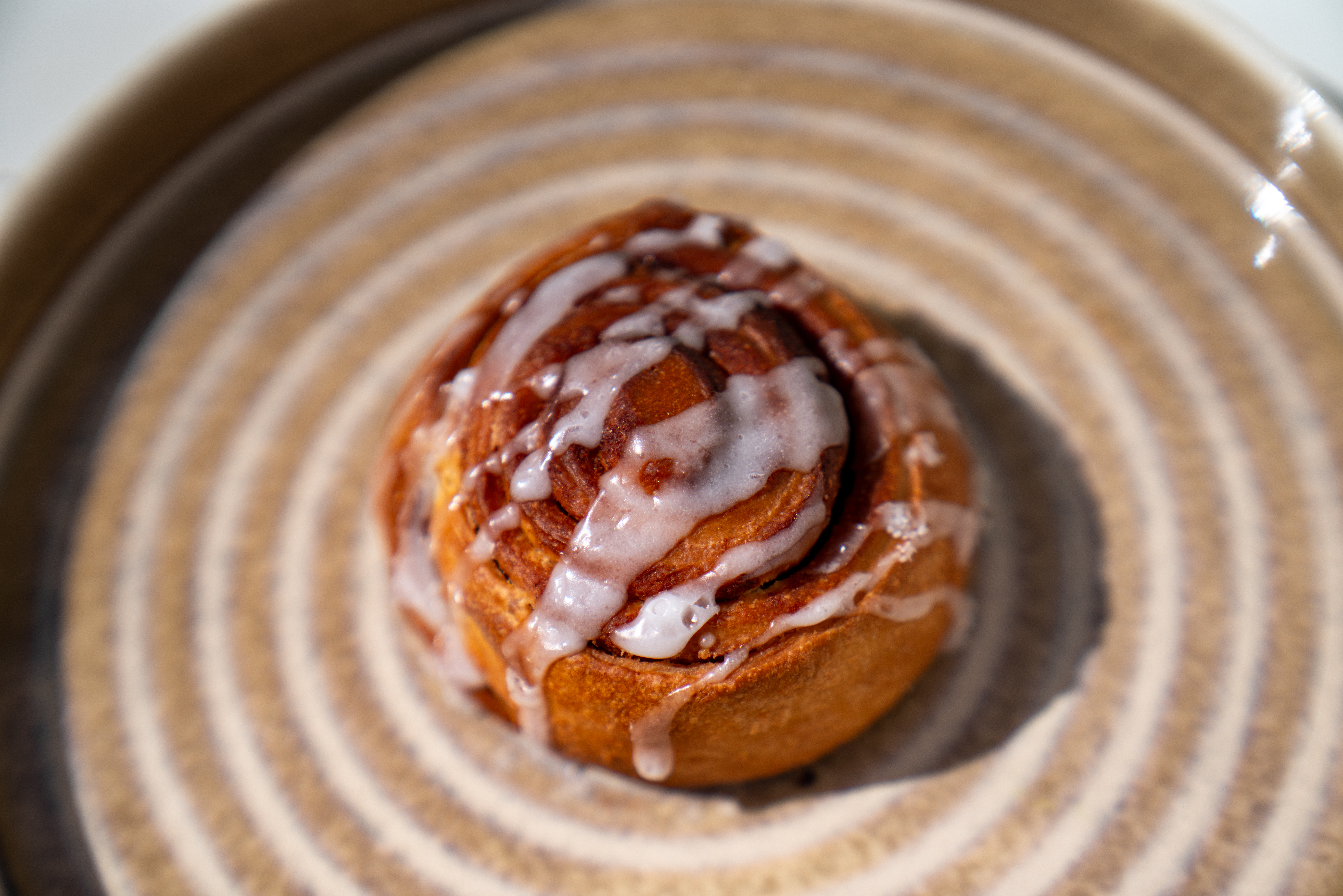 Brioche roulée nappée de glaçage, dessert sucré proposé par Fika Traiteur pour les petits-déjeuners solidaires