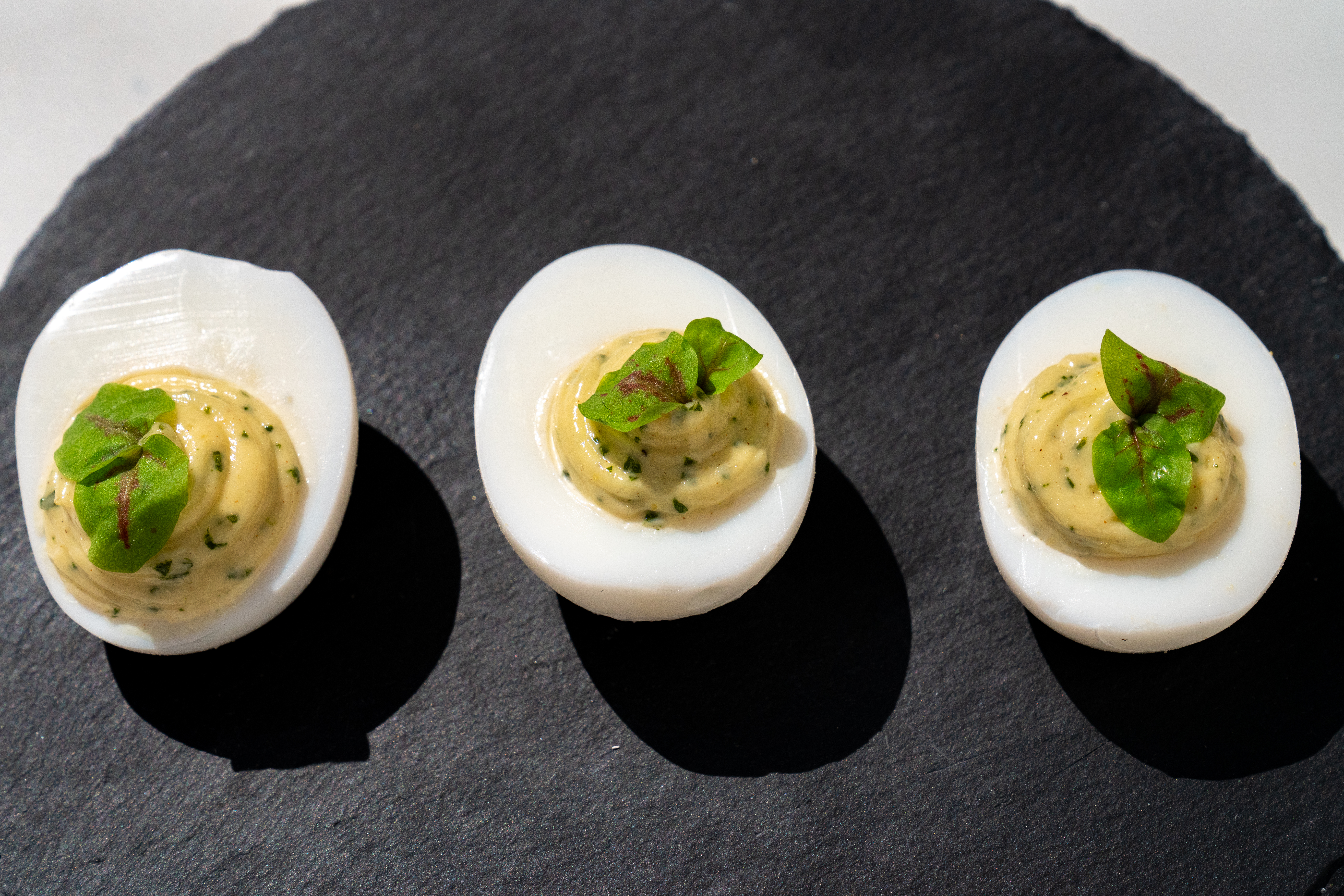 Oeufs mimosa au basilic et citron