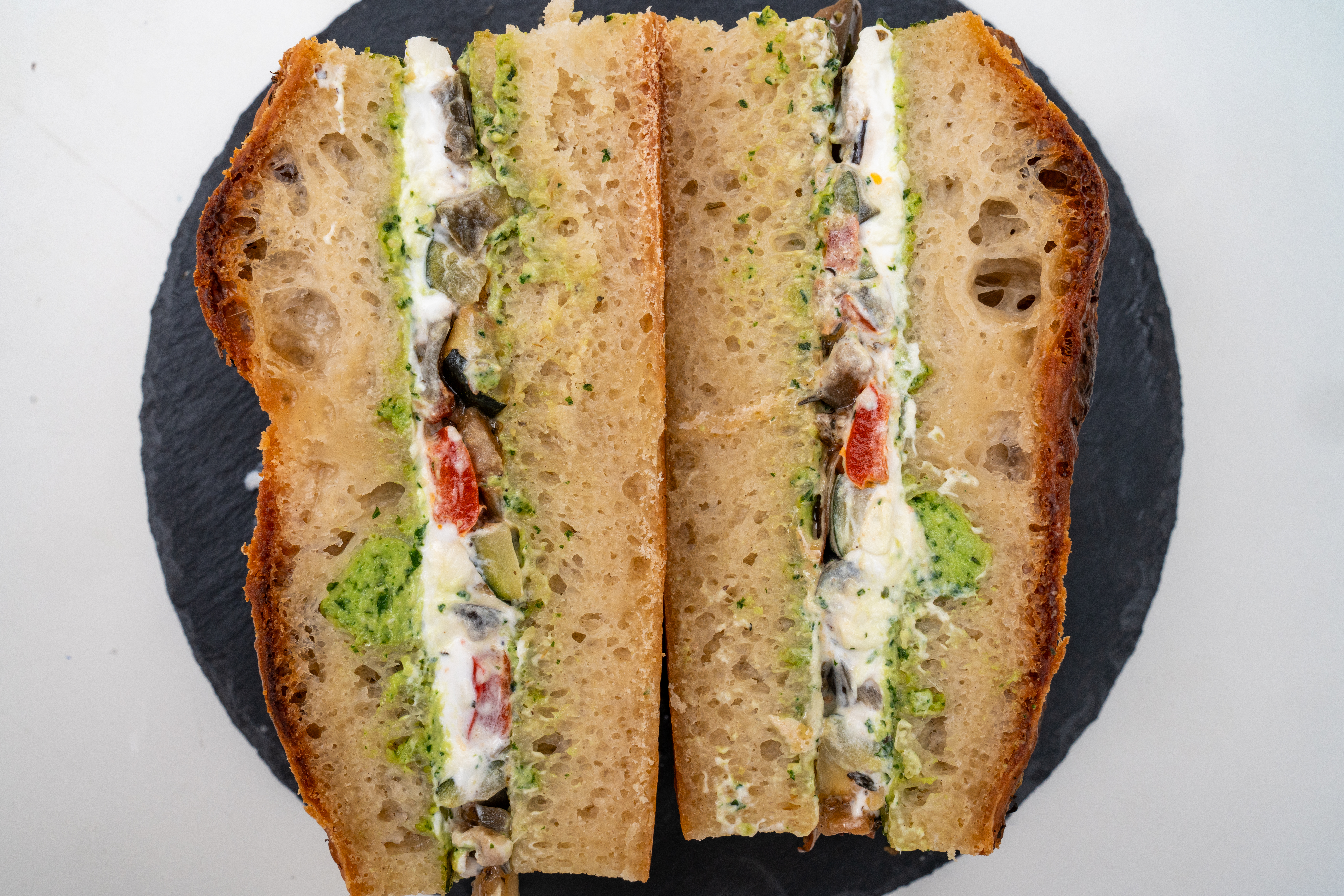 Sandwich focaccia végétarien, réalisés par des personnes en situation de handicap