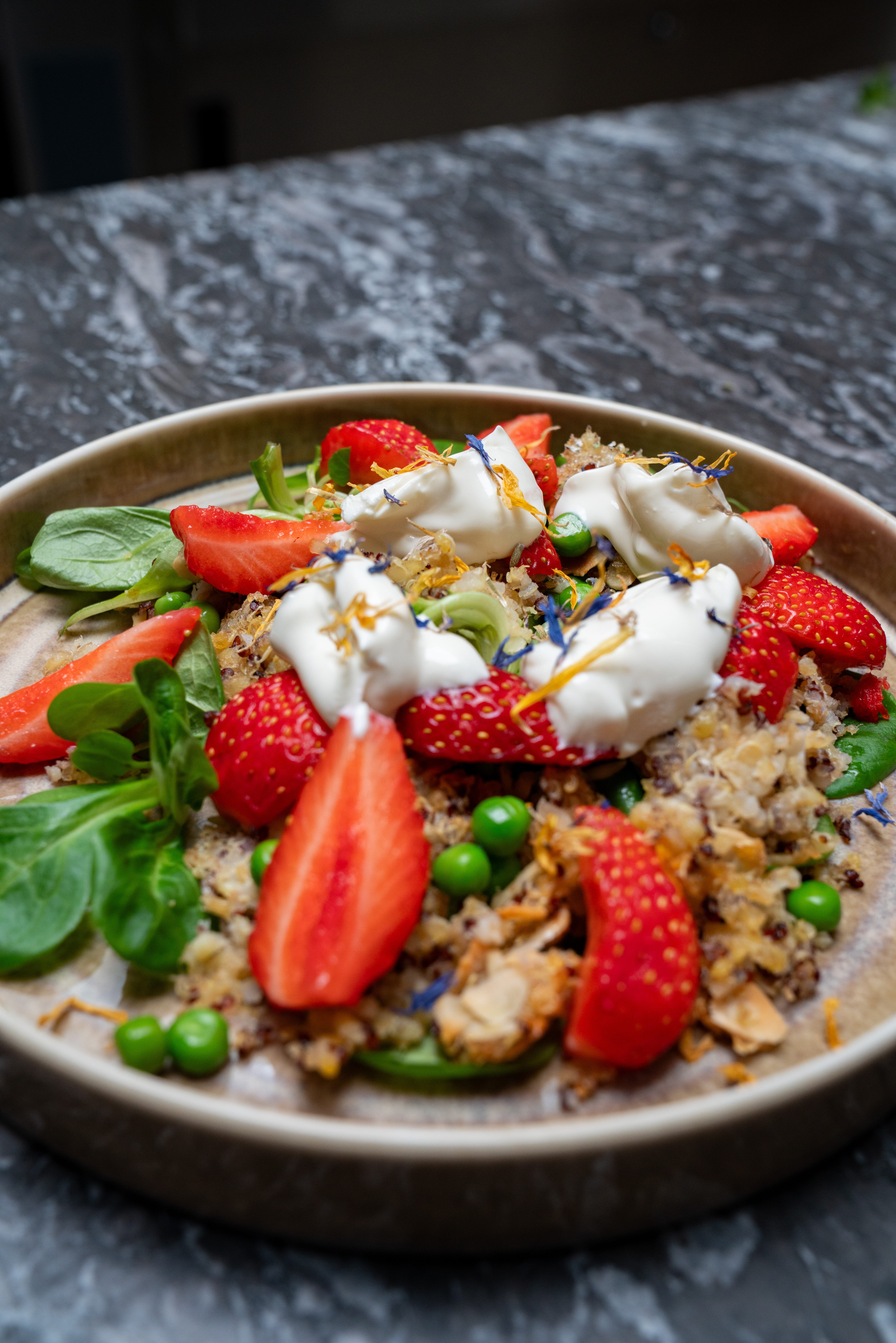 Assiettes petits pois fraises stracciatella