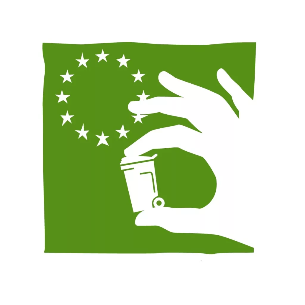 Main qui tient une poubelle, les étoiles de l'Union européenne en fond