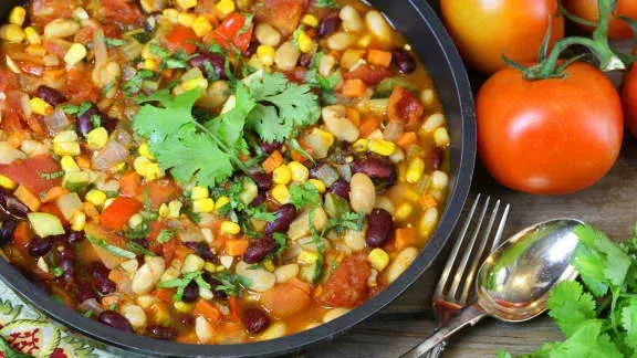 Chili végétarien d'automne aux haricots, potimarron, herbes fraîches et maïs