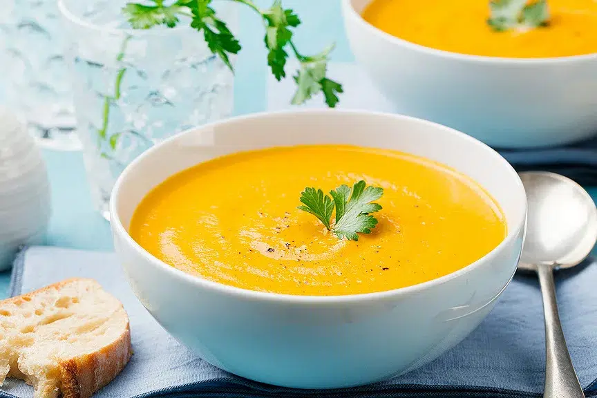 Velouté d'automne au butternut et herbes fraîches accompagné de pain