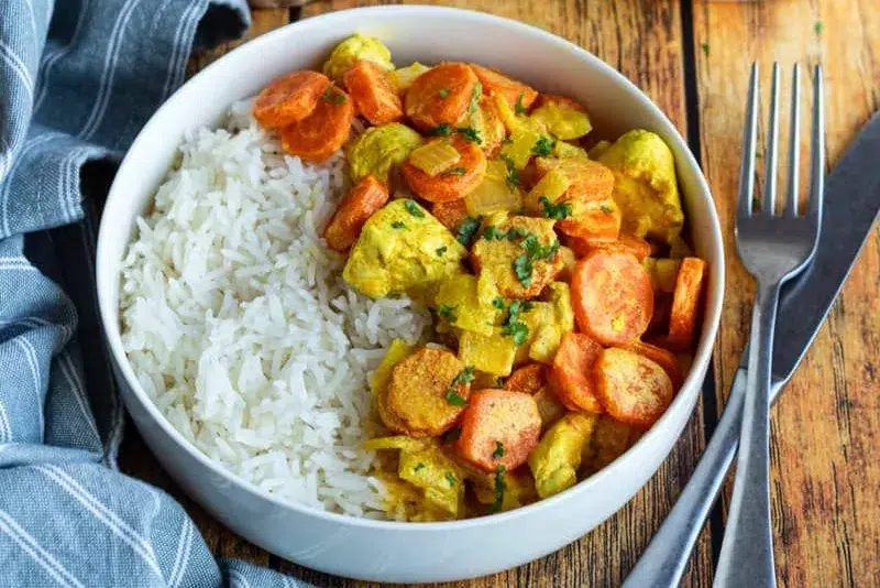 Curry de poulet et carottes, servi avec du riz