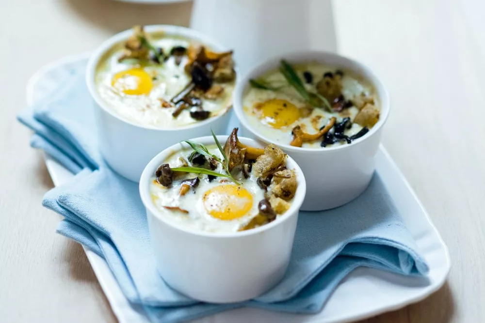 Oeufs cocotte aux champignons et herbes fraîches