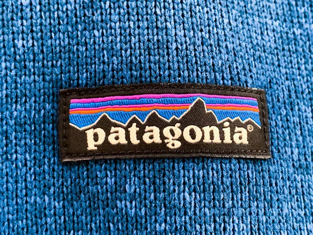 Logo Patagonia sur un pull, entreprise à impact