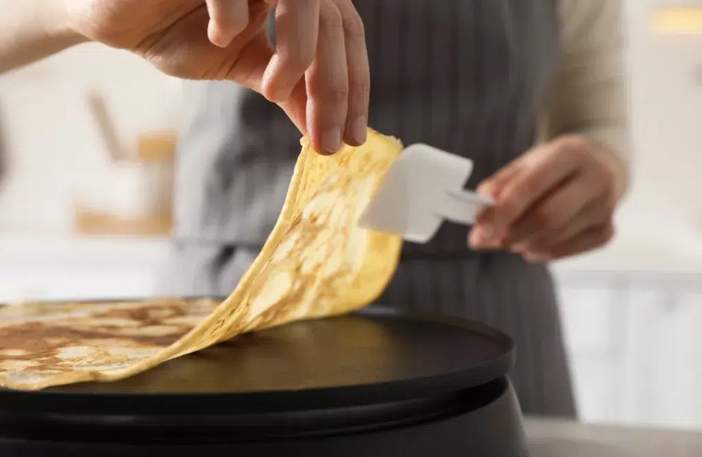 Préparation de crêpes pour une animation Chandeleur en entreprise