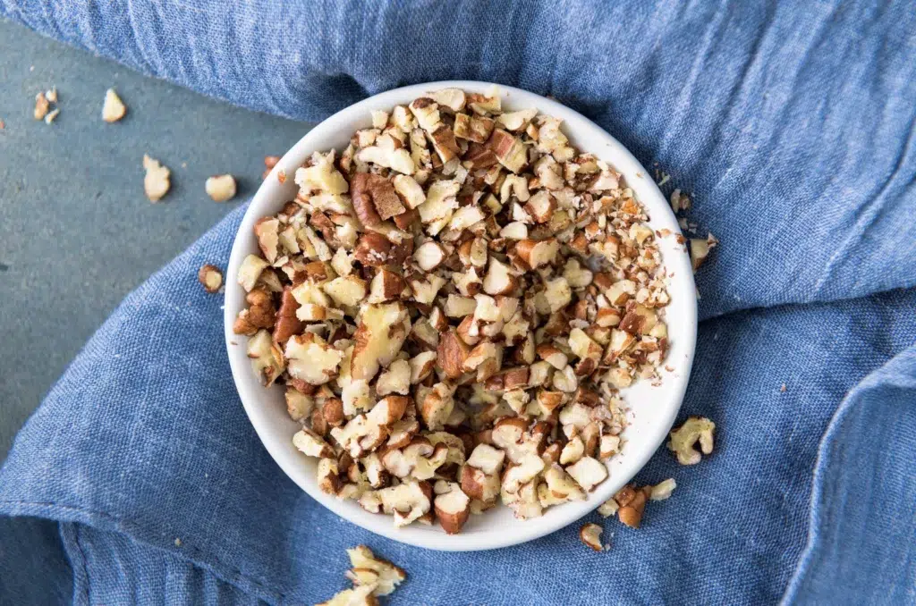 Bol de fruits secs concassés servant de topping croustillant pour salades, bowls et desserts.