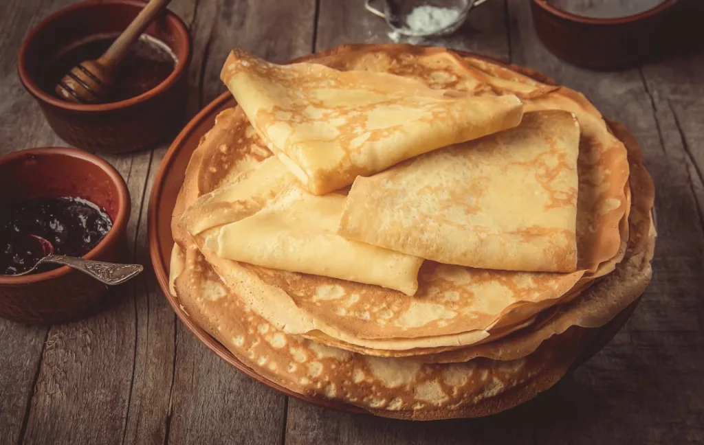 Crêpes servies lors d’une animation Chandeleur en entreprise