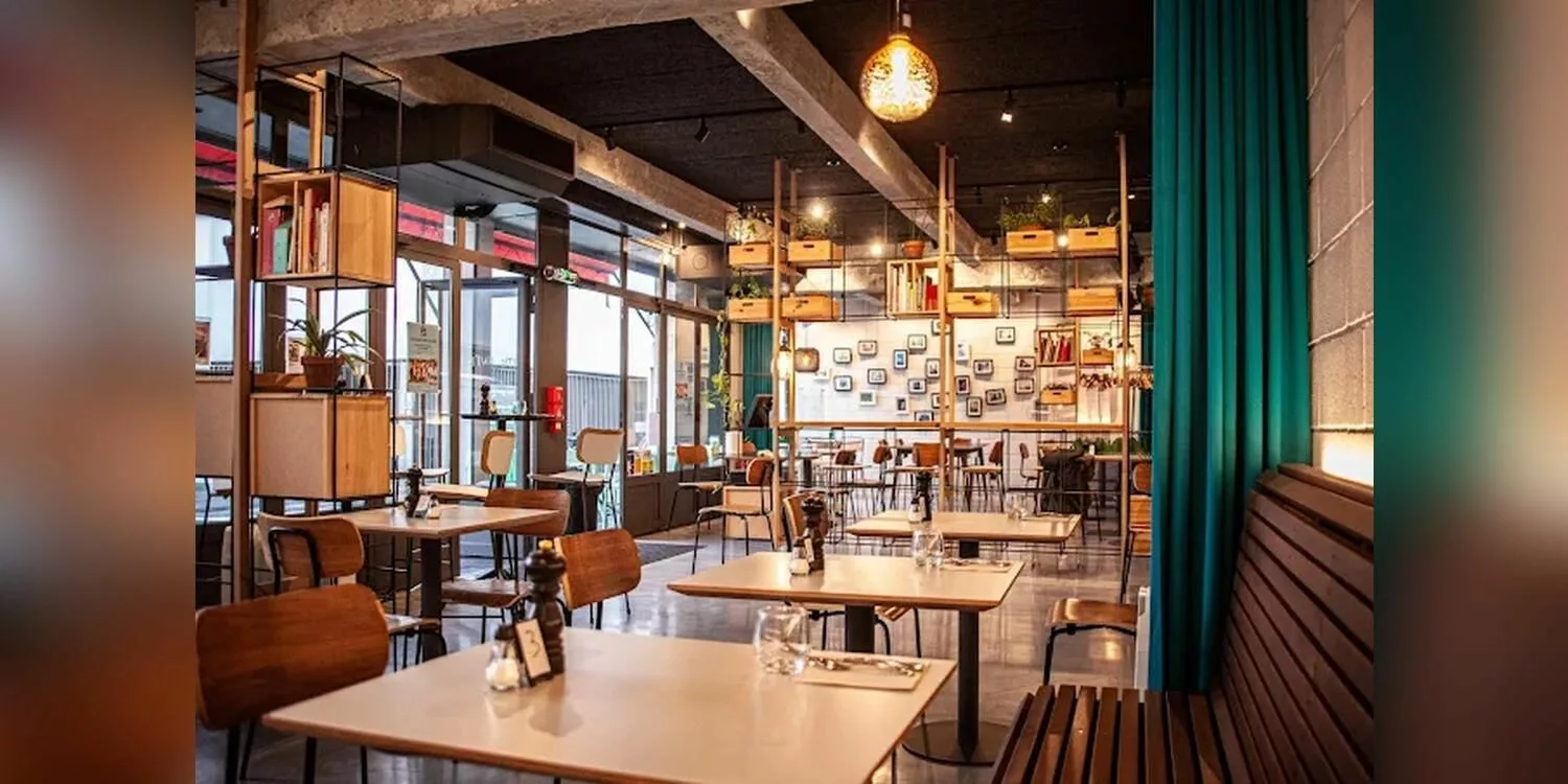 La salle chaleureuse des Petits Plats de Maurice, restaurant inclusif à privatiser à Paris 11